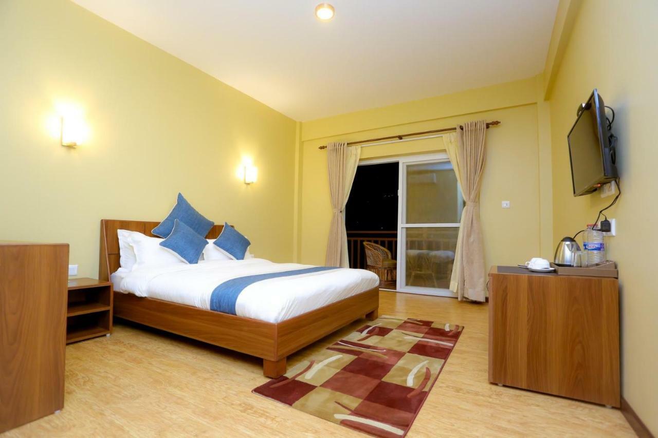 Om Gaura Hotel Pokhara Dış mekan fotoğraf